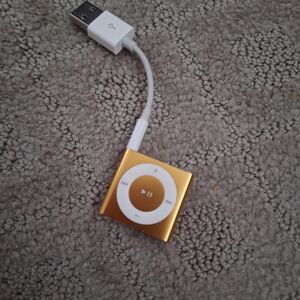 Apple Gokden iPod Nano with cord